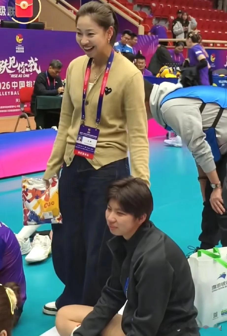 知道为啥队员们都喜欢围着她转吗？王茜这带队方式太暖了！[送心]

赛后看她和队员