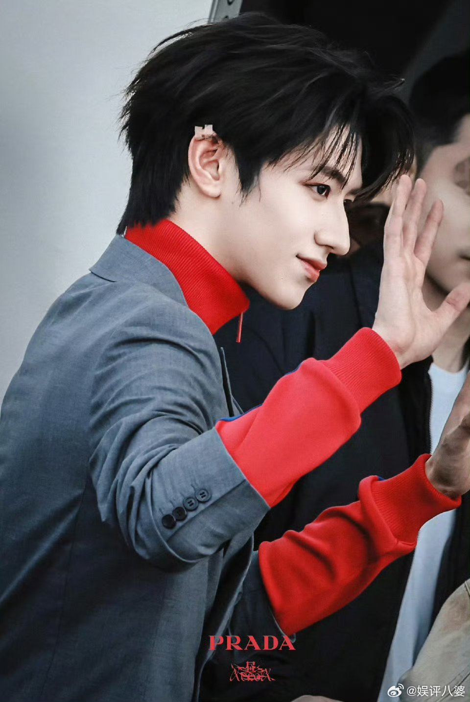 哇哦!朱志鑫在米兰秀场大放异彩✨ 身着 Prada 主推造型，清冷贵气又极具镜头