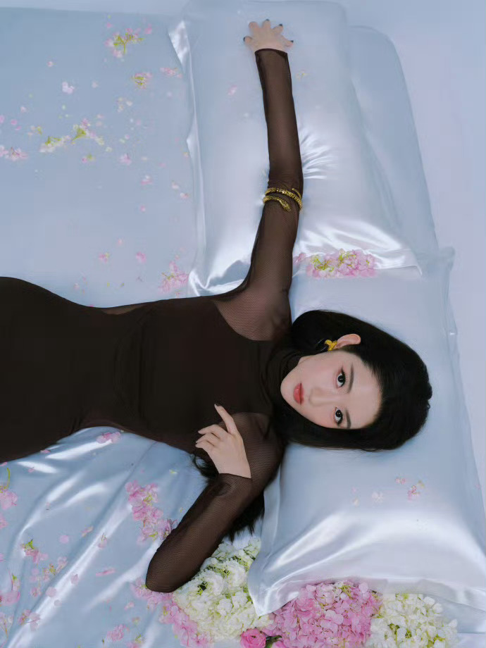 王玉雯透纱紧身裙王姐的造型，每一帧都是壁纸级别的