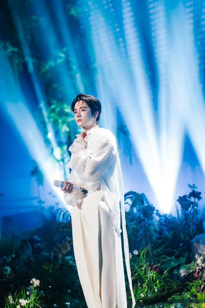 张新成北京演唱会官宣🦋最浪漫的舞台退场设计来袭！乐曲高潮漫天蓝色蝴蝶倾泻而下，