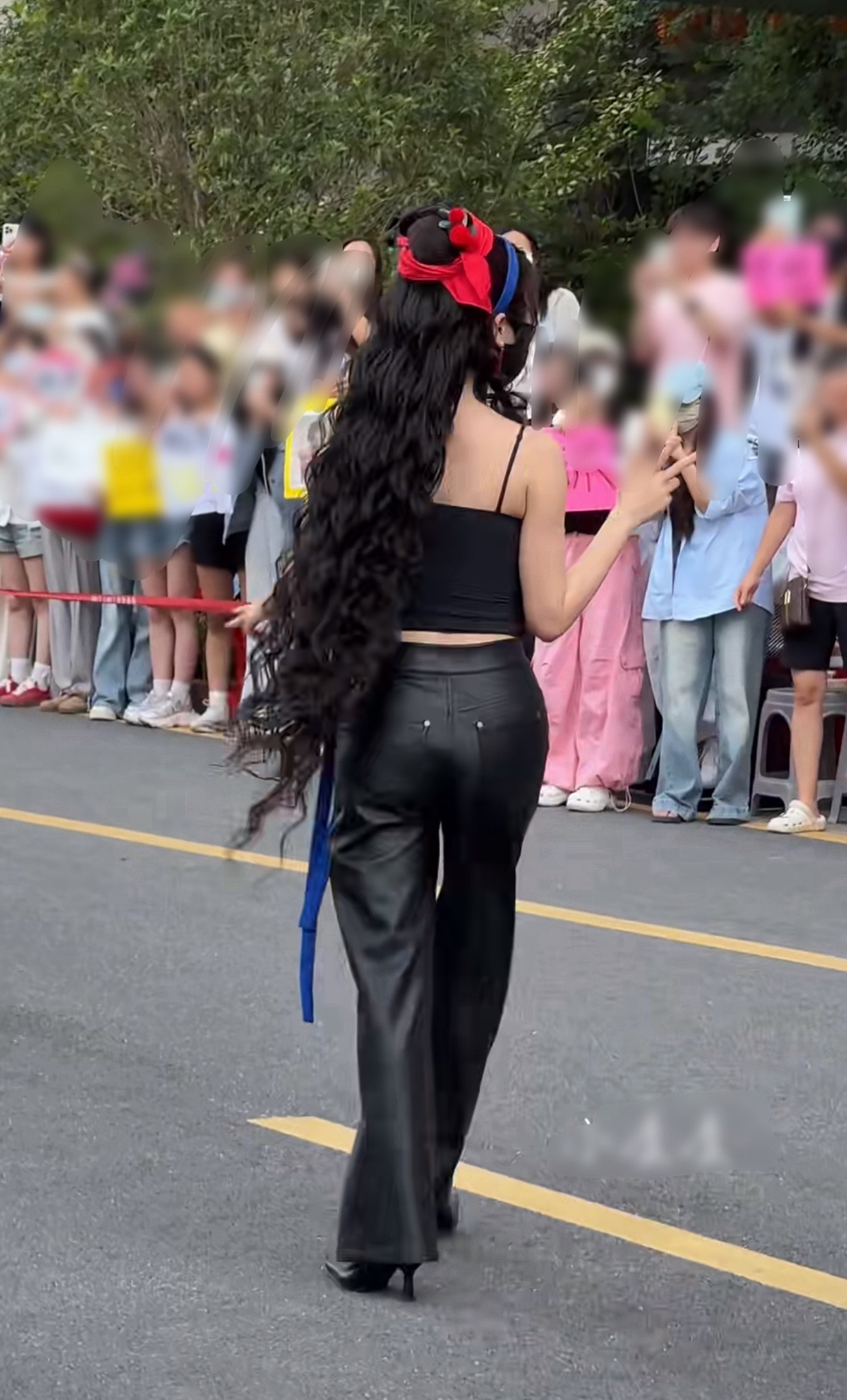 ？为什么窝鱼每天穿搭热搜高强度曝光，一个新增服饰代言都没有…