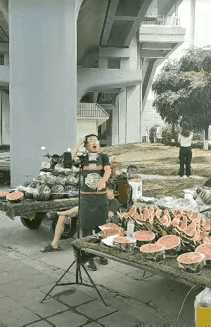 郭有才现象背后的“疯狂直播”百态！一夜暴富梦与社会的扭曲狂欢，何时能醒？



