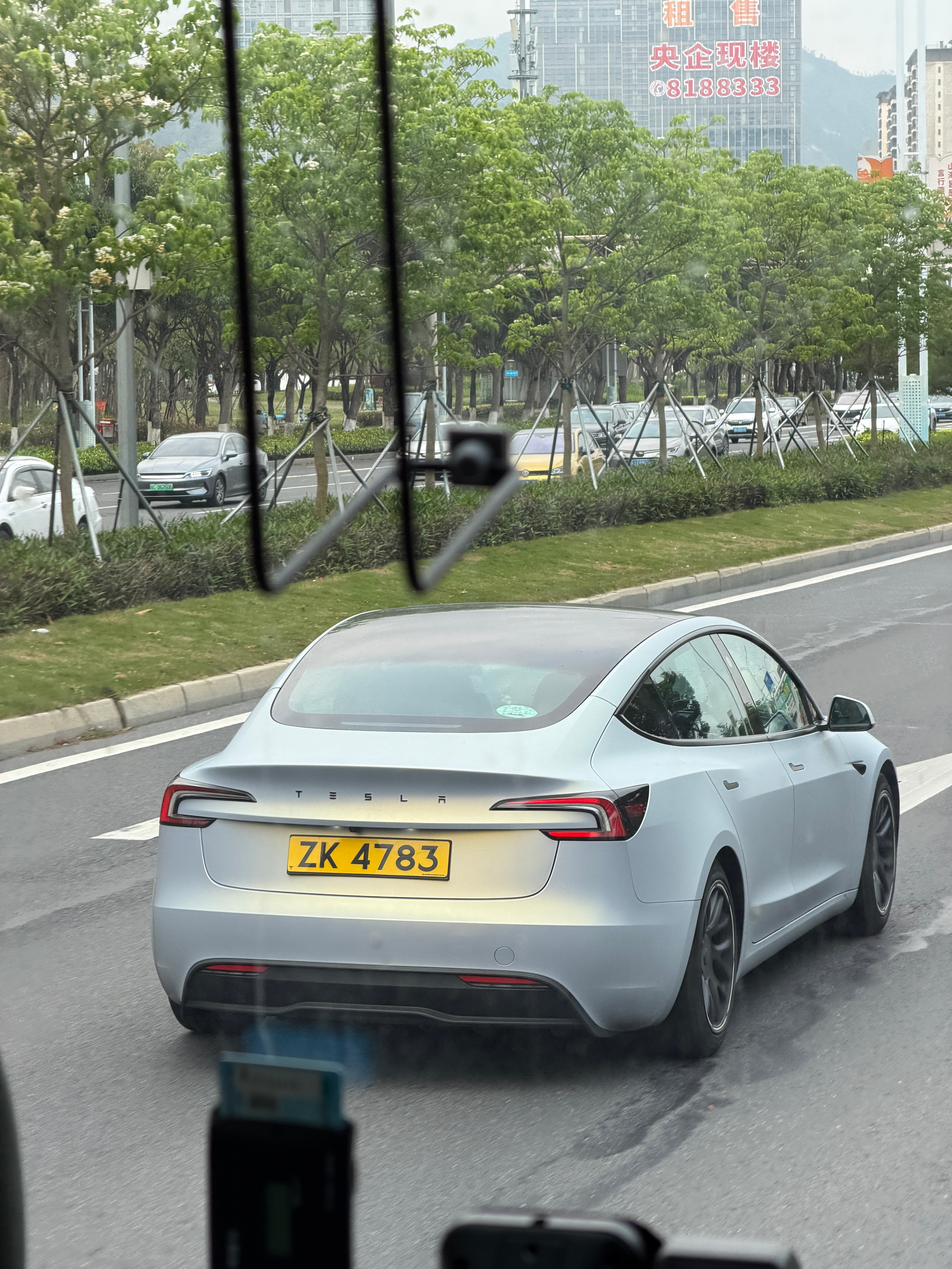 从珠海回来，看到满地的港澳车牌和蓝牌的对比，配色和字体审美差距不是一星半点更别说