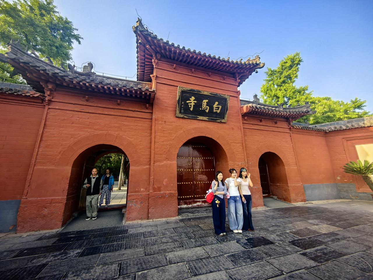 中国最早的寺庙，为什么是白马寺？这事得从东汉永平八年讲起。

那天晚上，汉明帝做