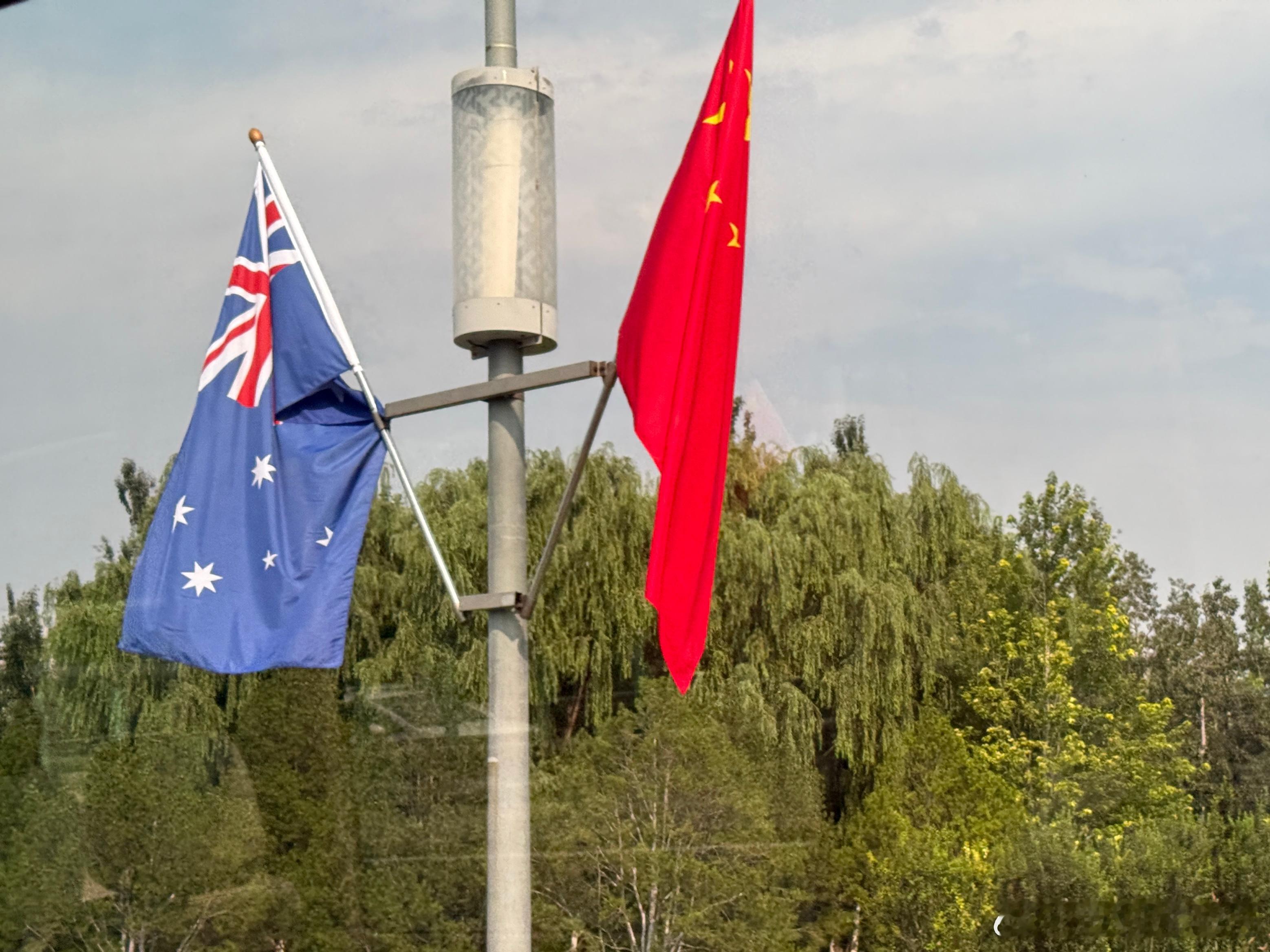 首都高速上中澳两国国旗已经挂好了~[嘻嘻]  ​​​