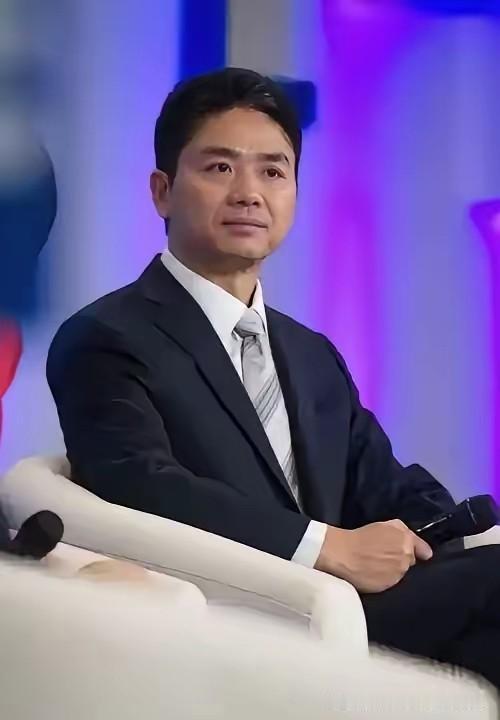 没有天价捐款，京东的速度才真动人！
 
没有动辄数千万的捐款噱头，香港火灾当晚，