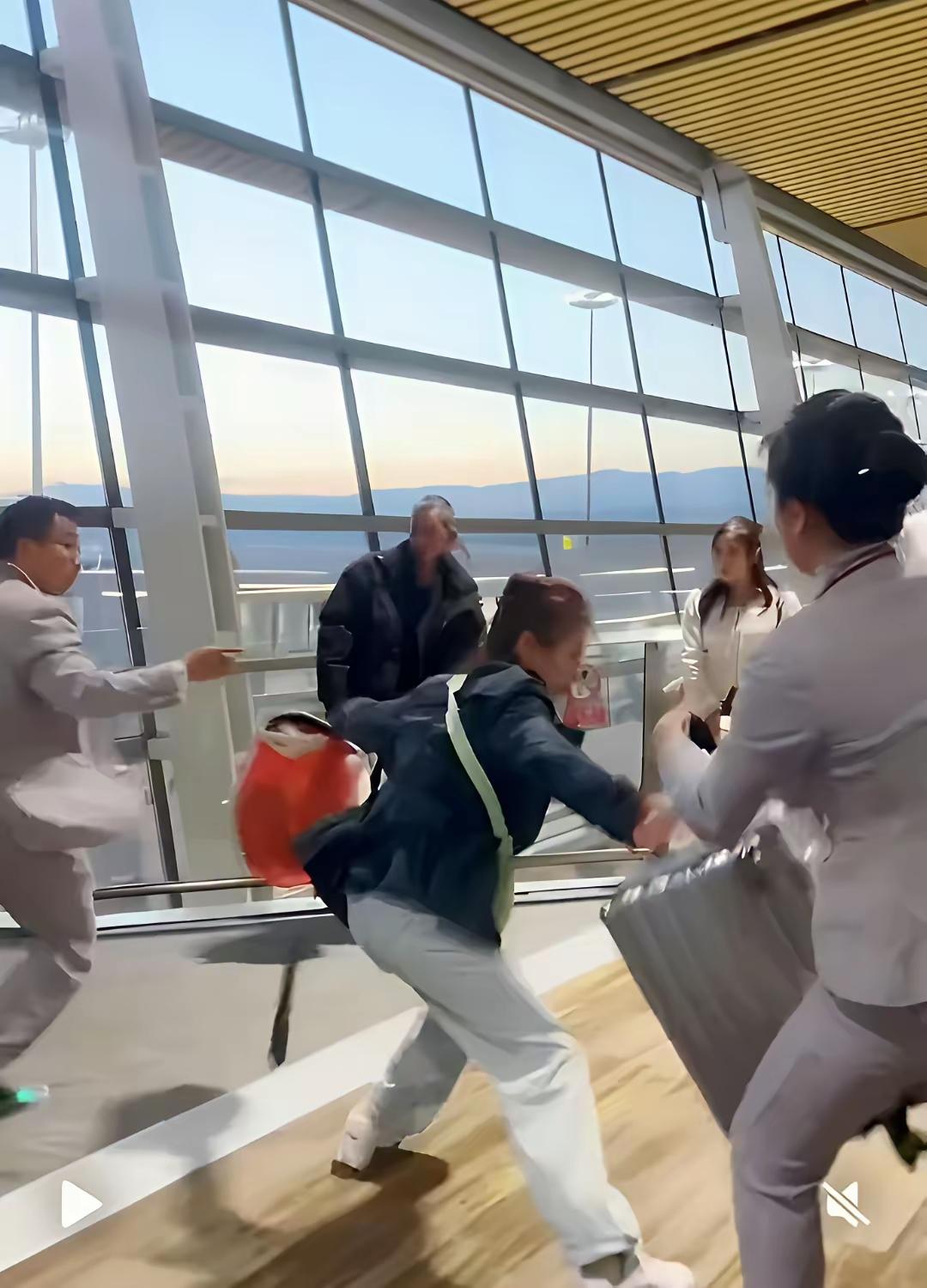 昆明机场大闹候机厅的一家 5 口，最惨的不是机场的工作人员，而是两个孩子。

全