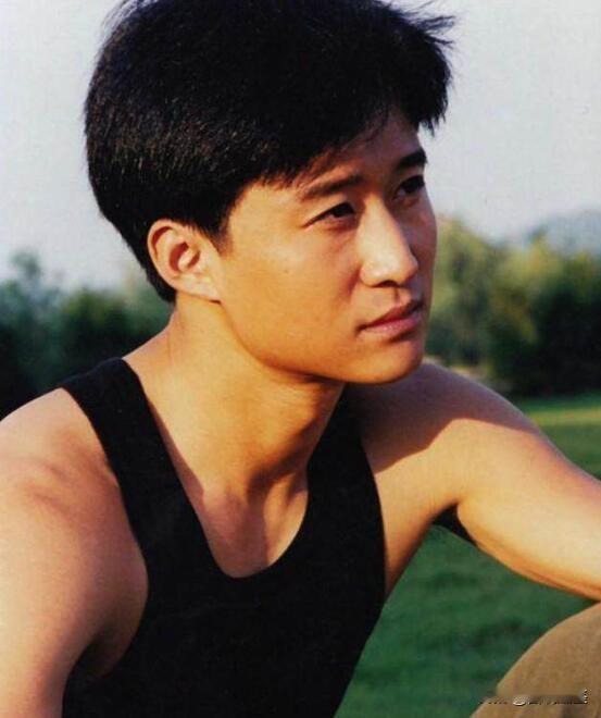 年轻时的吴京。他若有所思的看着远方，在想啥了？老照片