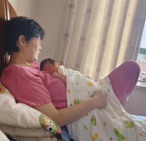 8000块钱请的月嫂，一天除了三餐什么家务都不干，孩子睡她也睡，我叫她倒杯水，她