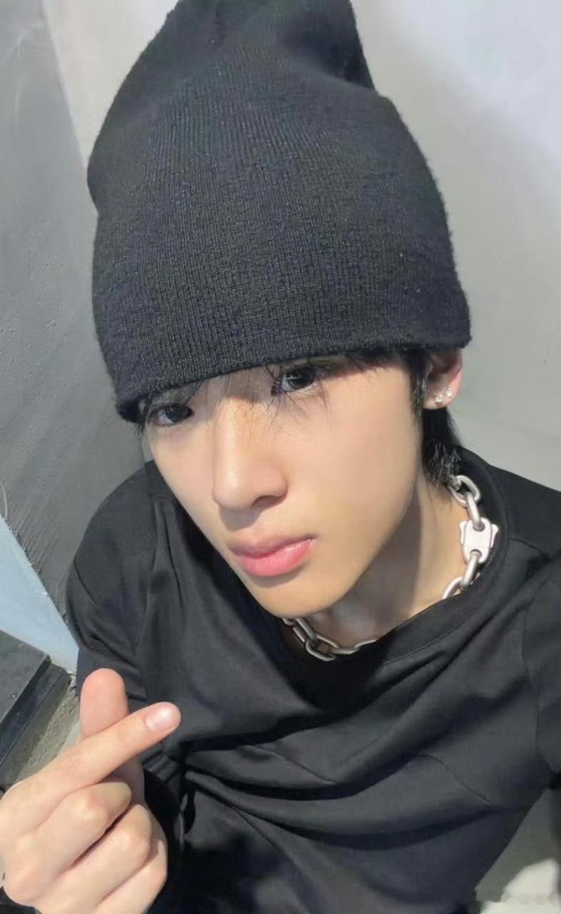 张峻豪鱿鱼是一种天赋 🐙鱿鱼帽成了张峻豪的代名词！从机场戴到秀场，自带可爱bu