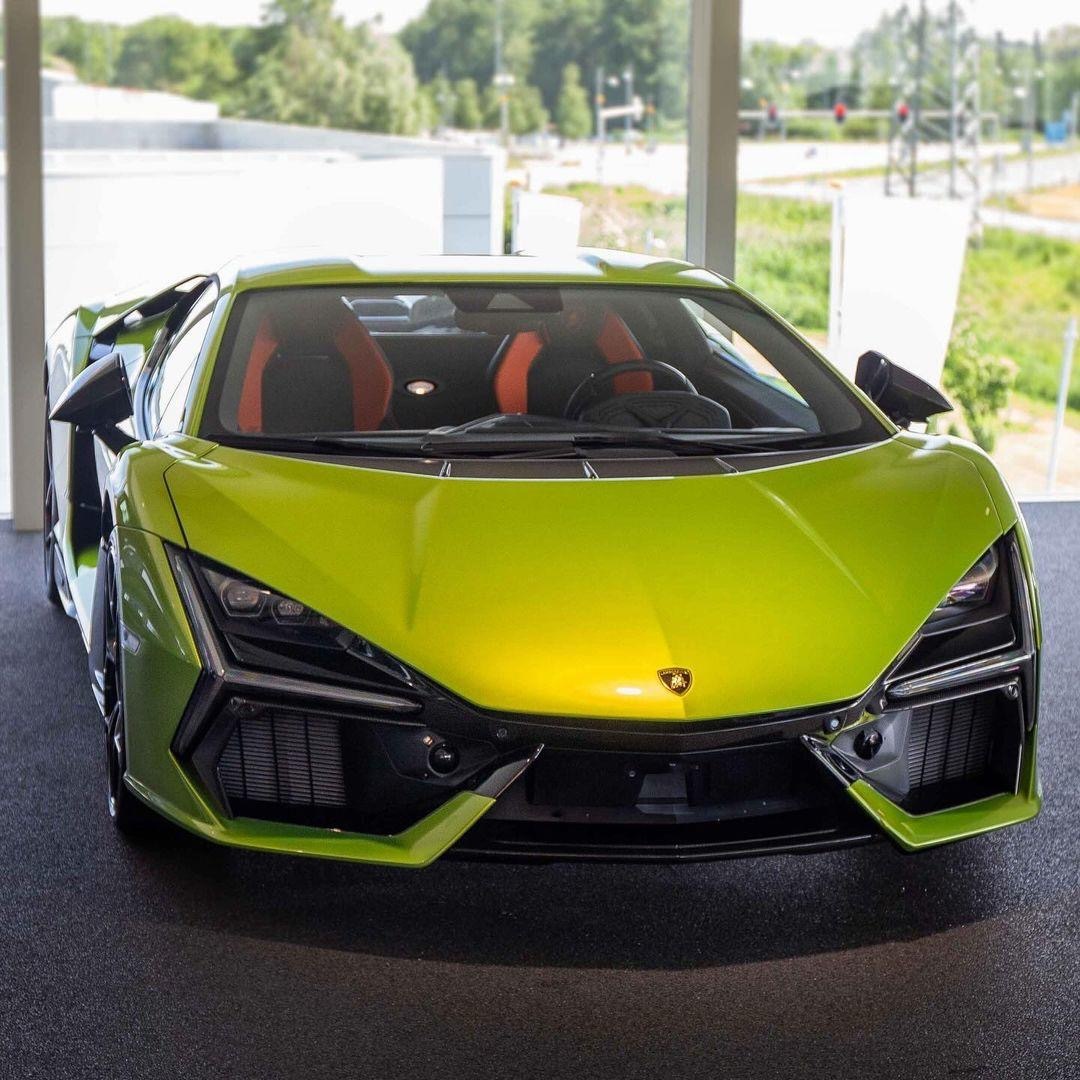 荷兰 Lamborghini RevueltoColor : Verde Cit