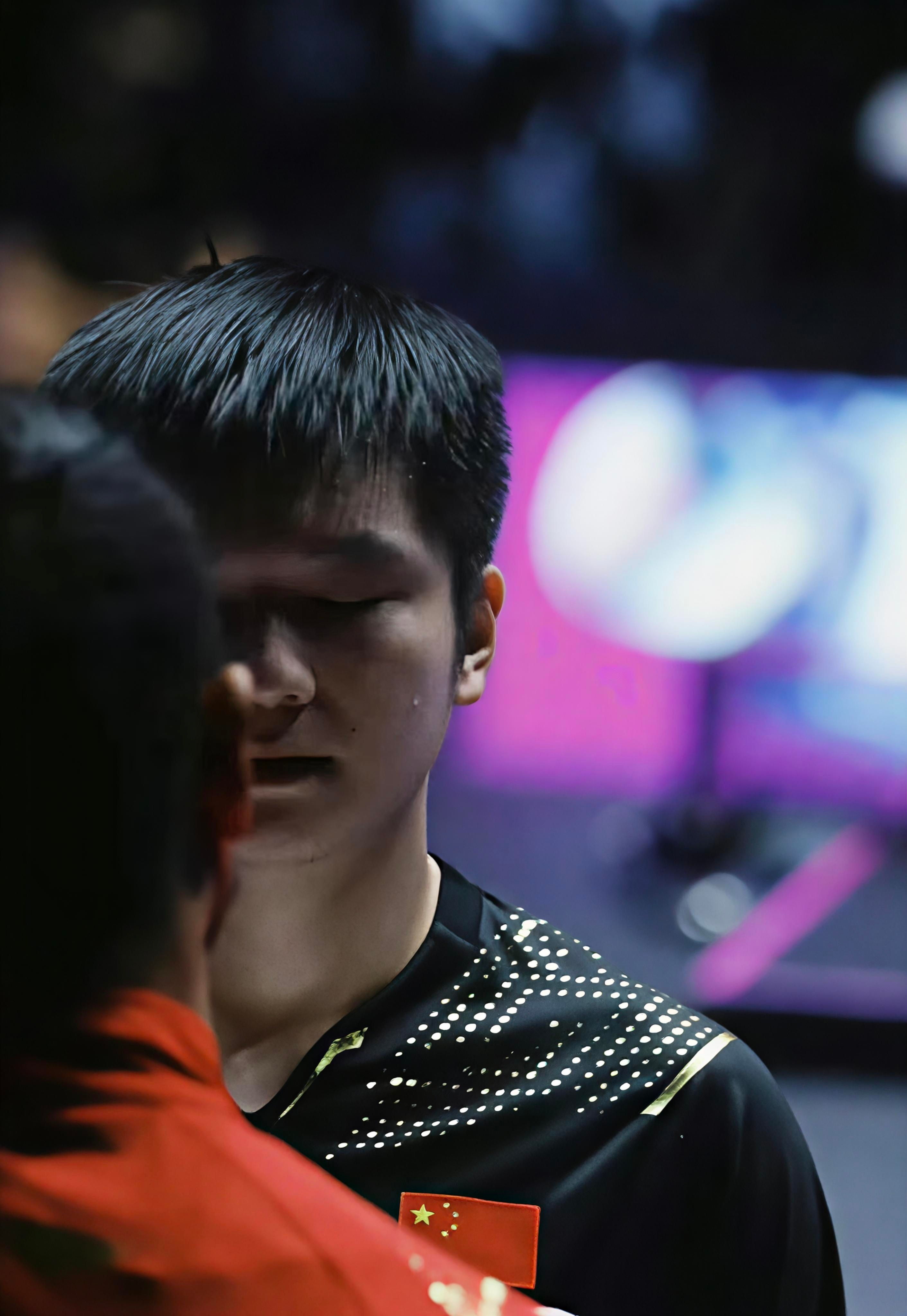 他微微闭眼，全世界的嘈杂与他无关，这一刻他只专注于当下的每一球。 