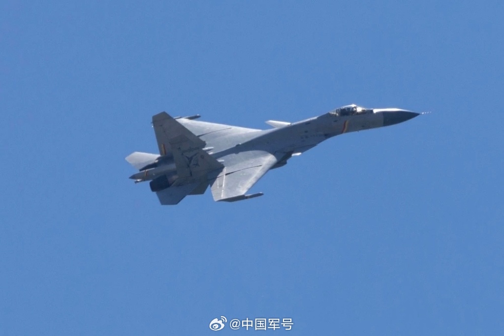 【看飞鲨搏击云端】近日，海军航空大学某基地数架歼-15战机加力升空，展开空战对抗