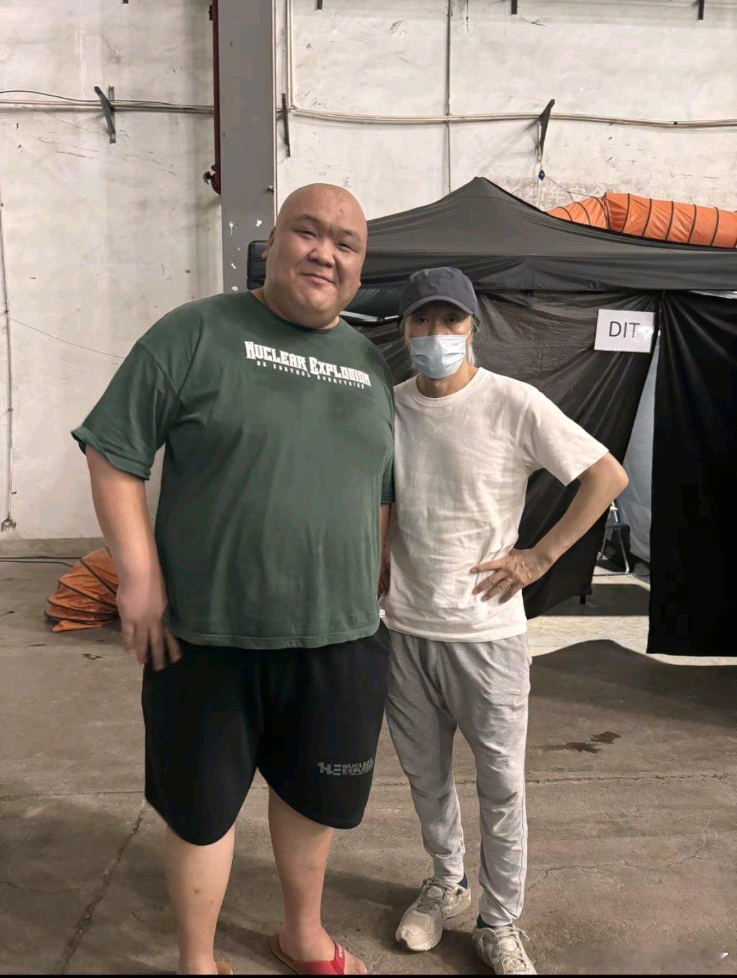 阿万和周星驰合影，还以为阿万是长江七号的美娇演的功夫女足票房破5亿
