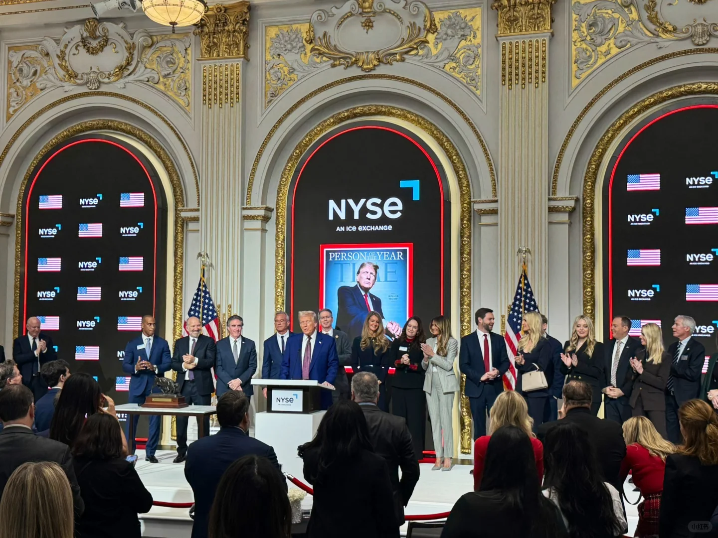 川普总统准备好在纽约证券交易所敲响钟声。