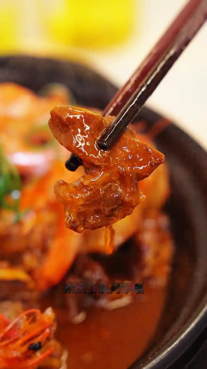 这两天突然想吃顺德的一道菜：牛腩焖大虾。这个菜真的非常好吃，做法也很简单。
·牛