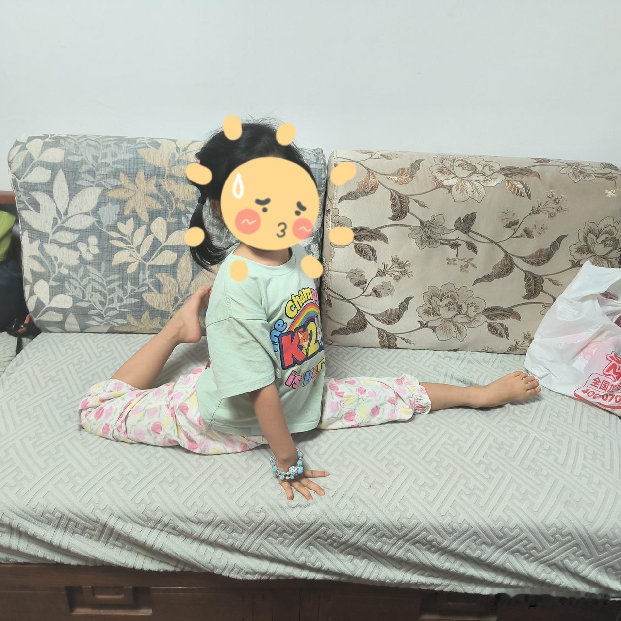 打败我的是两个小朋友

昨天去高铁站接到了妹妹一家，然后我们直接去了一家羊汤馆吃