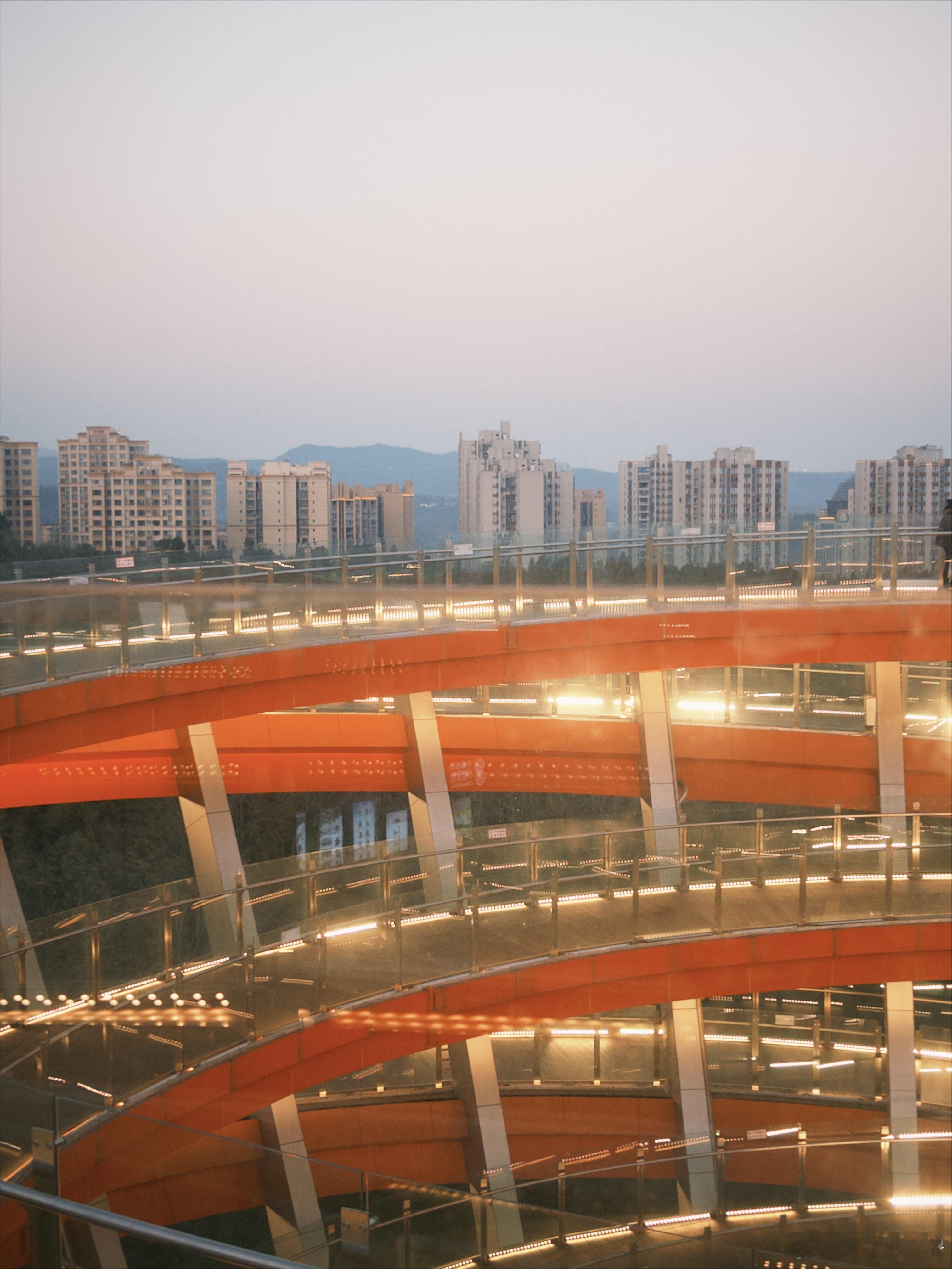 今天和小亮爸妈豪弟去巴中游玩刚到家村里高速因去年910月暴雨导致路面沉陷封闭到2