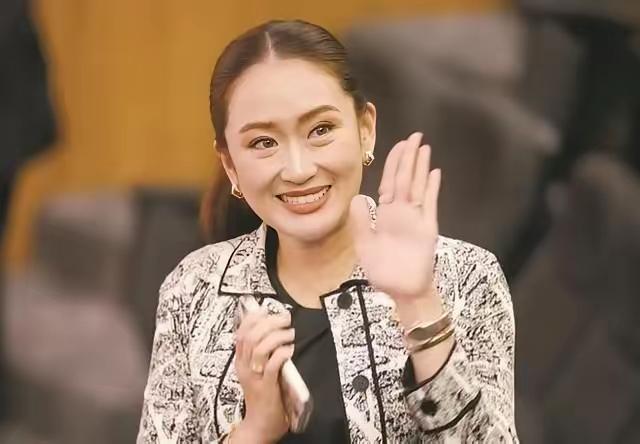 佩通坦被解职，

给所有年轻人都提了个醒！
那就是不管什么时候，什么场合，对同事