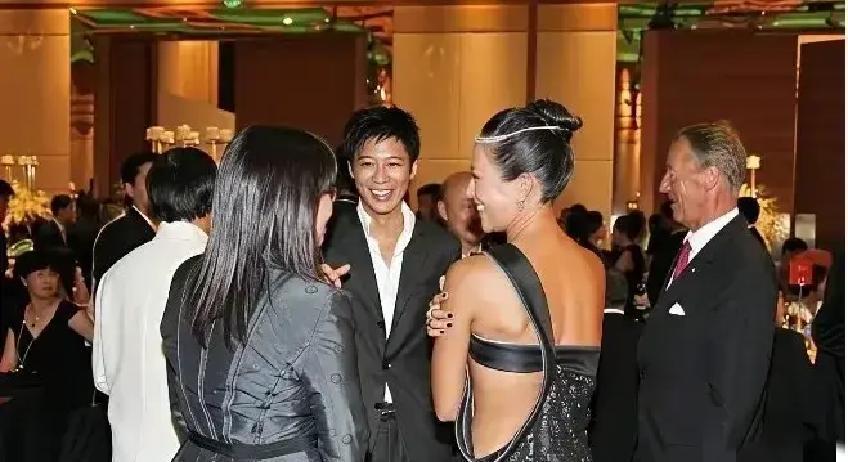 豪门选媳妇，先看衣服
 
章子怡当年穿露背礼服见霍震霆，照片一出，港媒直接写“不