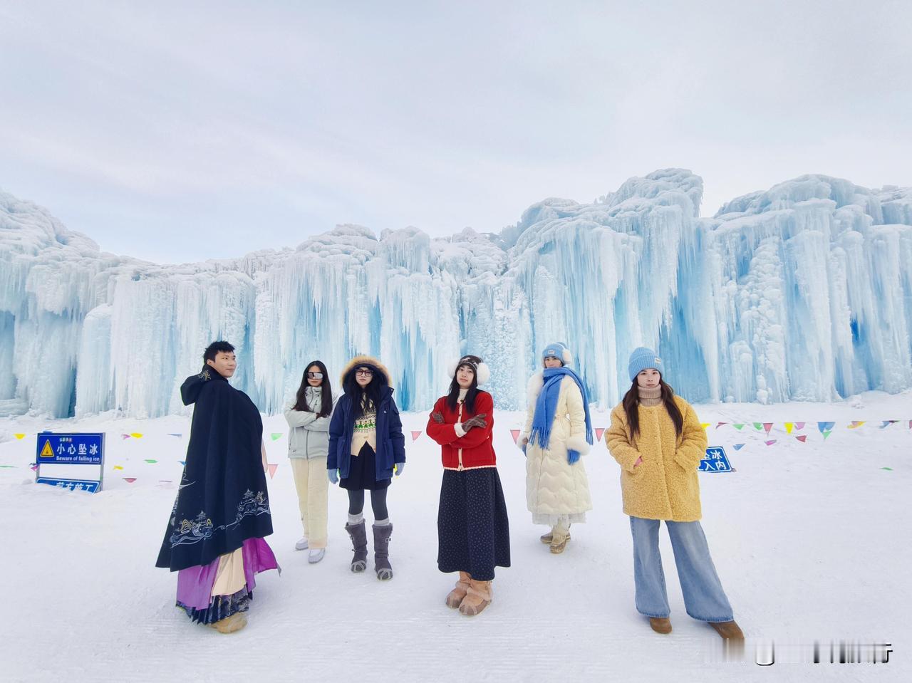 限定冰墙，错过等一年⏳🧊
       赛里木湖冬季顶流奇观——蓝冰墙正式上线