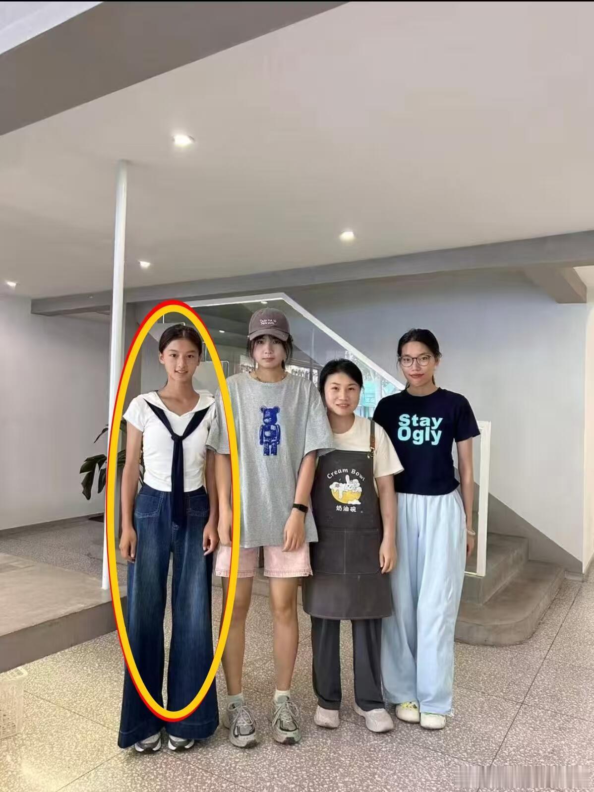 于正刚签的新人感觉也没有很上镜啊……感觉真的有点普通了 ​​​