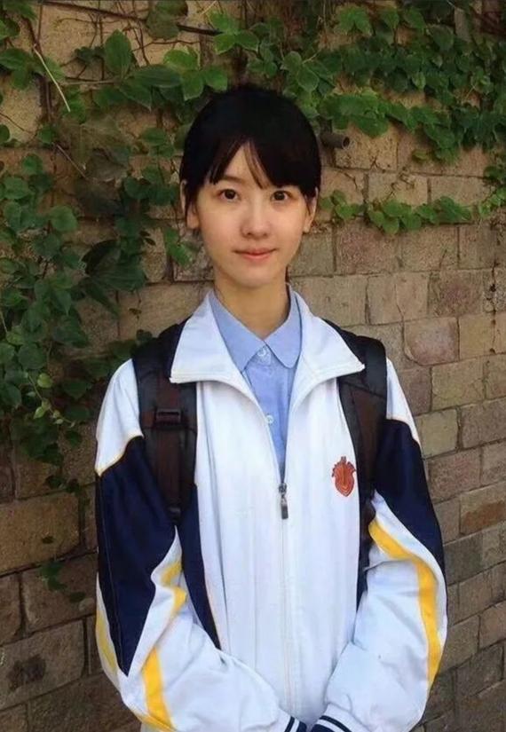 “月亮本身是不会发光的，
是你们的光折射在我身上，
让我闪耀！”

陈都灵这句获