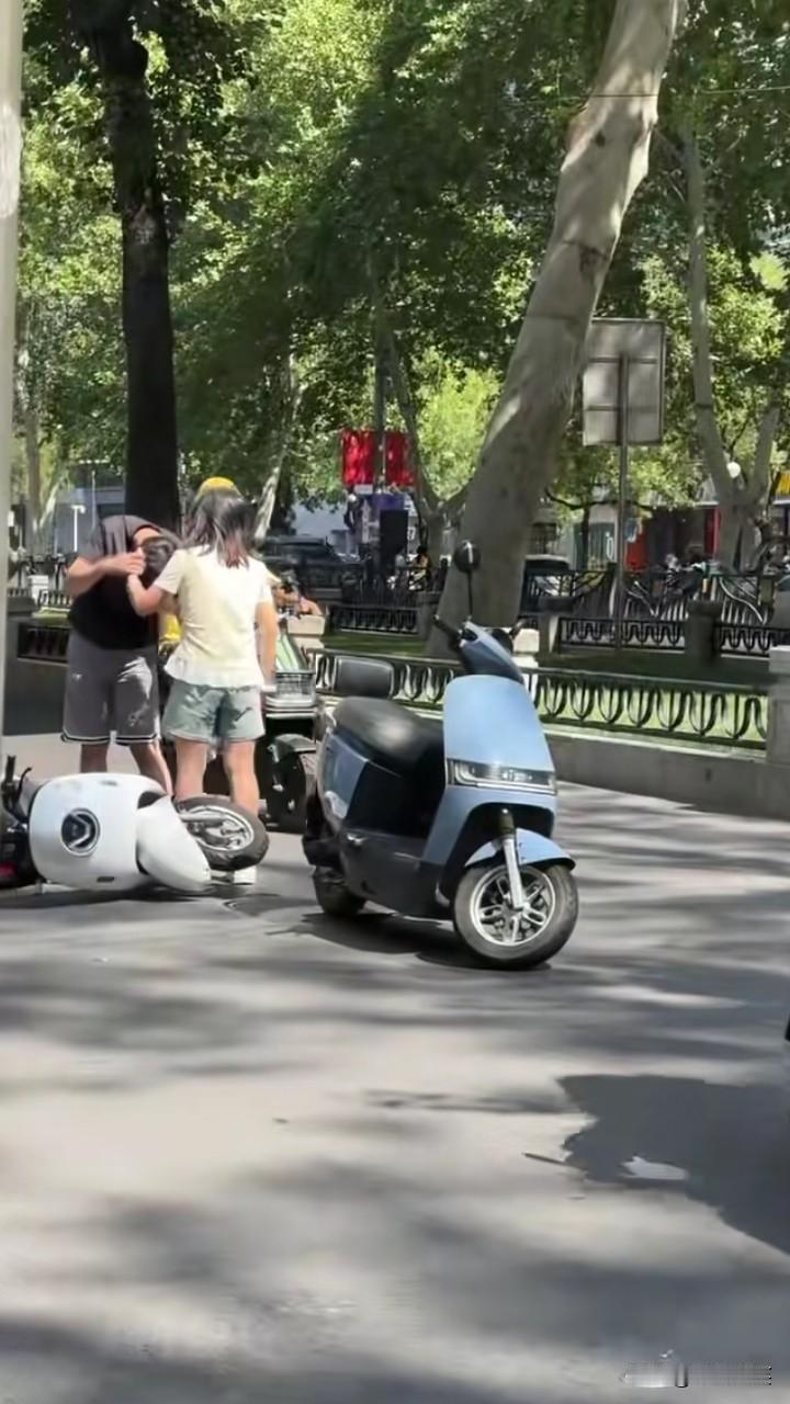 现在的男孩子怎么一点“血性”都没有了，大街上，一对貌似情侣的男女发生争执，女孩薅