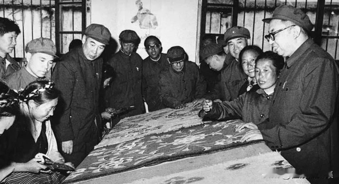 1975年9月7日下午，华国锋同志在拉萨市地毯厂，仔细观看藏族女工电剪毯花。拉萨