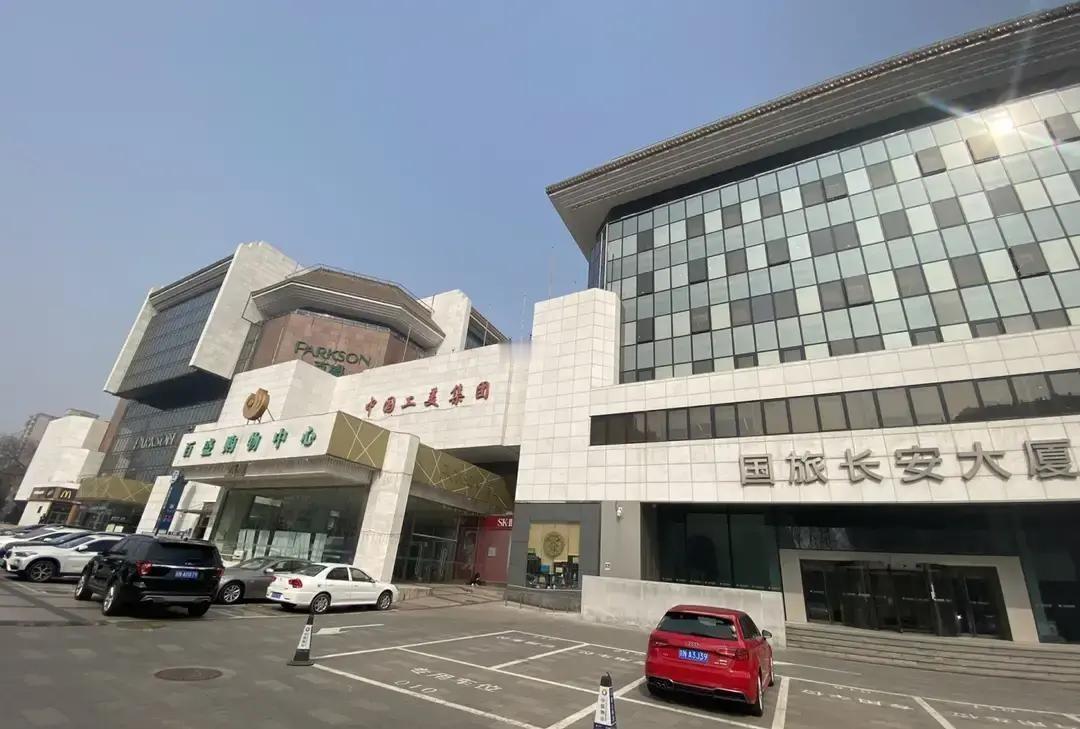 张家口百盛贴出最后通知，12月31日关门，全场清仓。
我上周路过，一楼黄金柜台撤