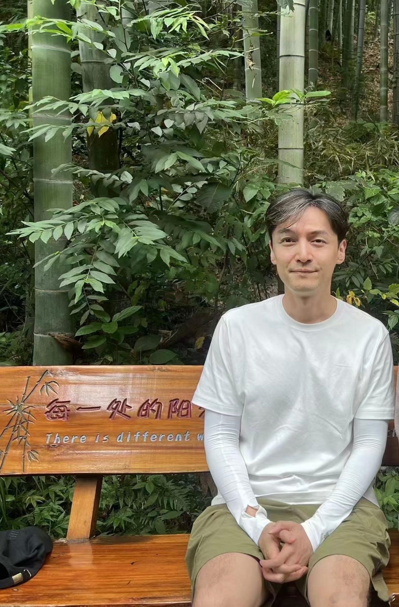 #胡歌白发这么多了#胡歌素颜这样其实可以了，就是头发怎么白了这么多？#胡歌纯素颜