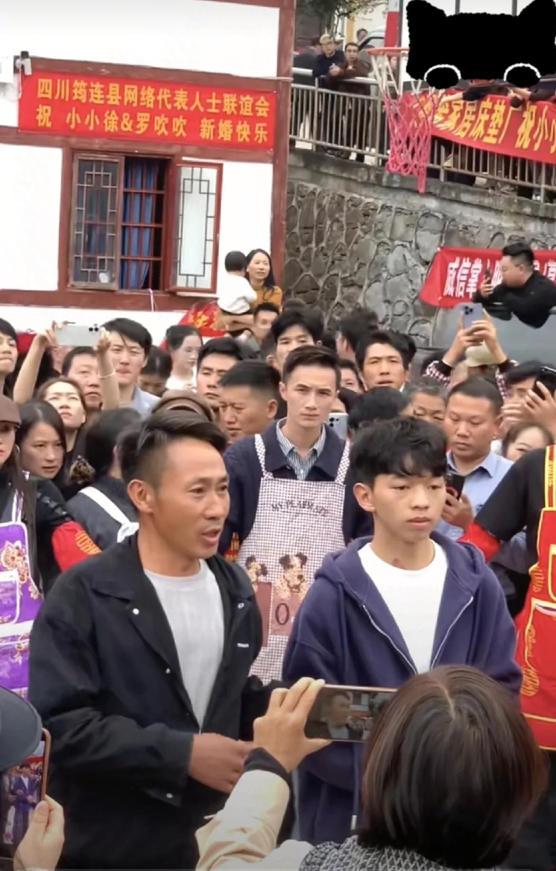 婚礼刚落幕，小小徐自己没带货，蹭热度的已经赚上了

喜事走红不到24小时，现场就