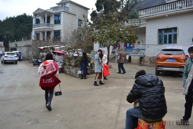 你是不是觉得走亲戚很无聊，教你一招，以后就不用无聊了。
我相信很多人走亲戚都会觉