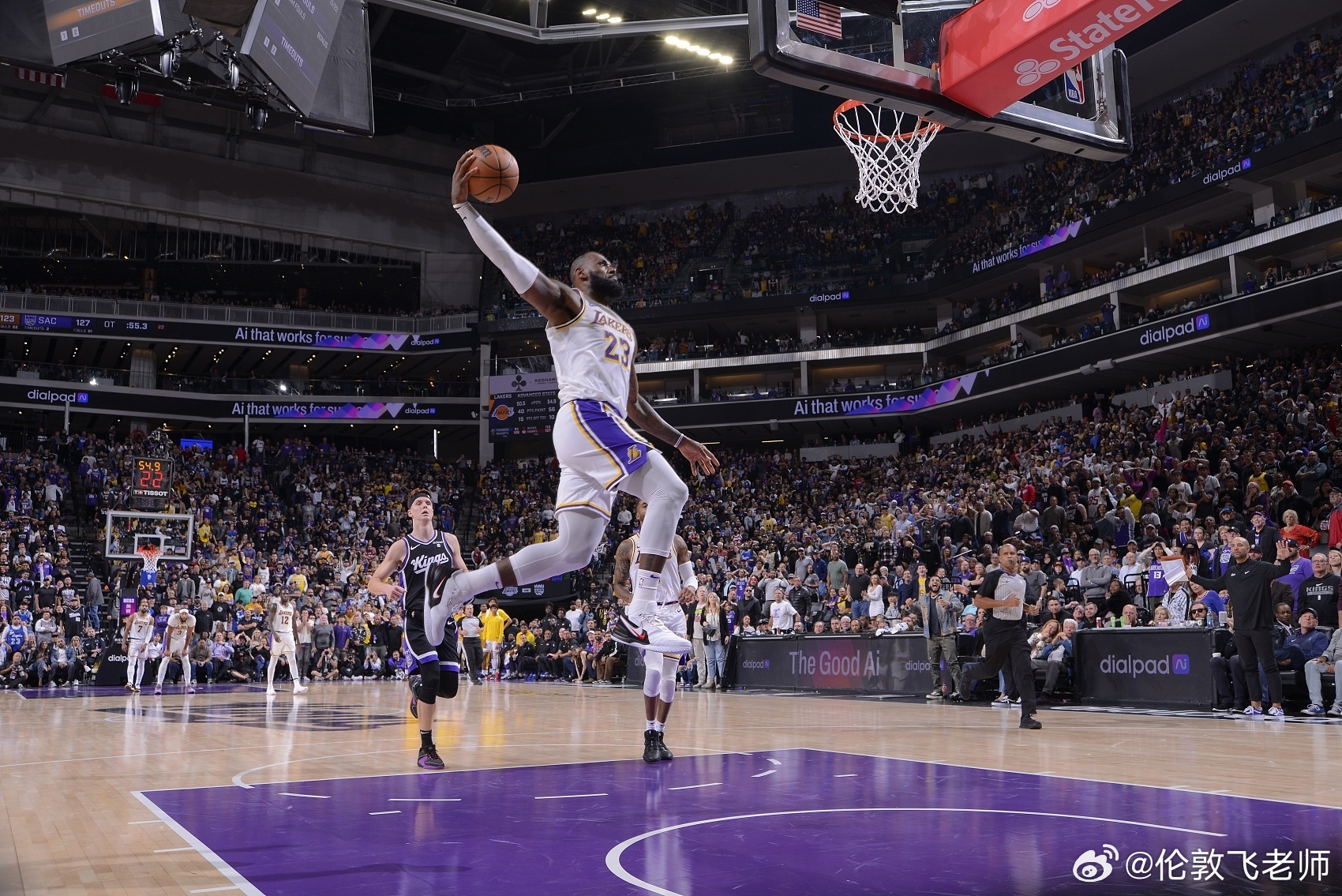 在詹姆斯￼完成NBA生涯首秀时，有70位现役NBA球员还未出生。詹姆斯NBA生涯