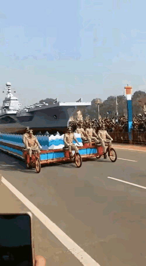 三哥做的这个航母模型还怪像的，这么大个东西，几个骑自行车人就能够带得动，让人觉得