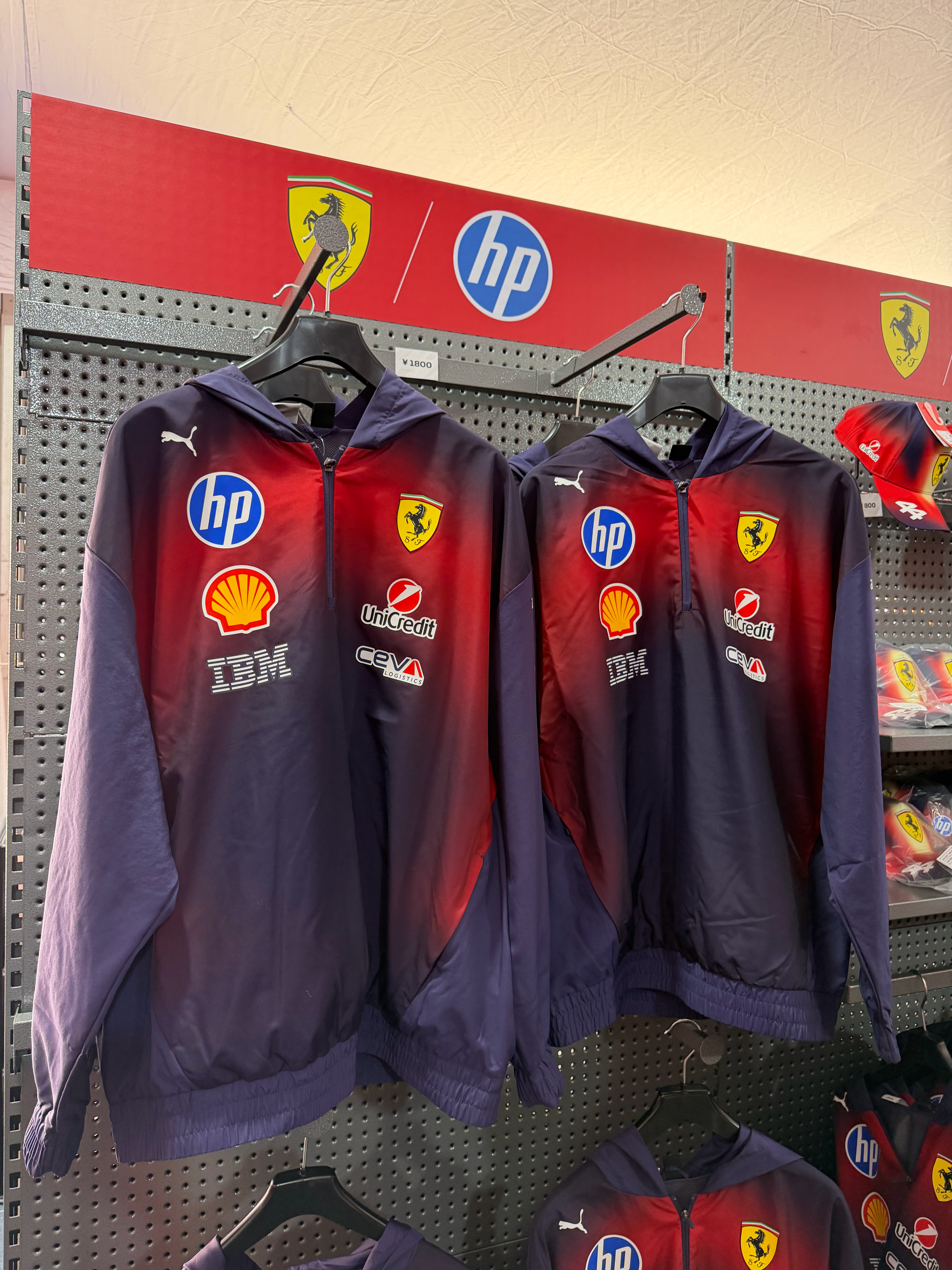 F1线下价格太离谱了！ 气死啊啊啊今天看到网上已售罄的法拉利中国特别版外套。结果