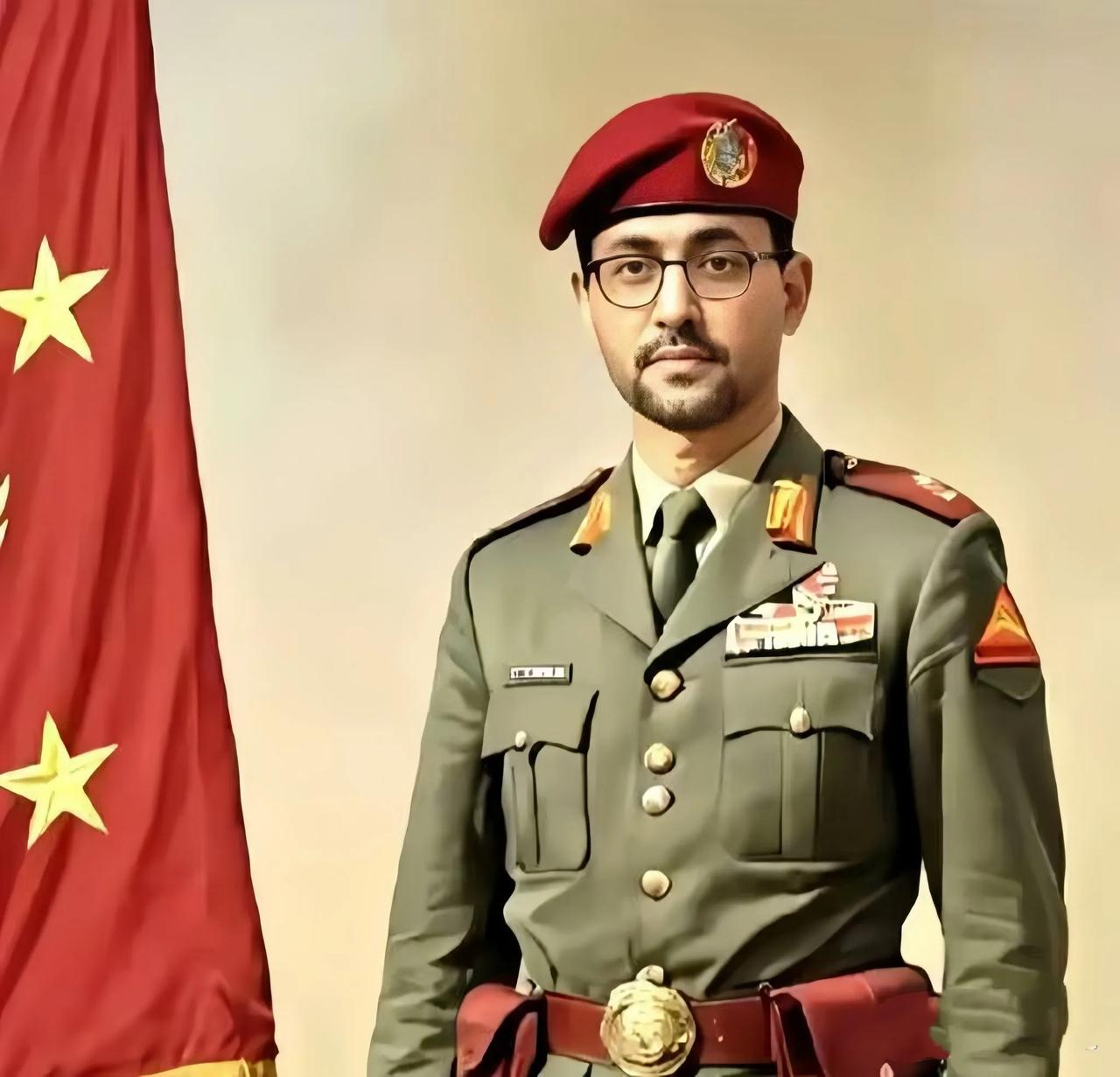 大家能认得出照片中的这位帅哥吗？他就是也门胡塞武装的发言人叶海亚。照片中的叶海亚