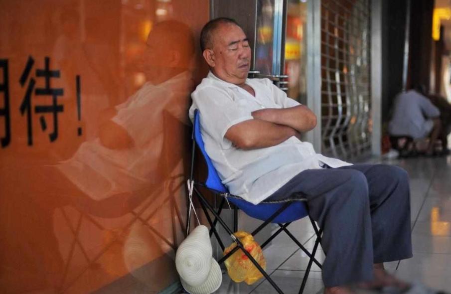 【退休八载未见闲，承诺云南终成空，账本揭开半生忙】

我蹲在老张家门口修水管，李