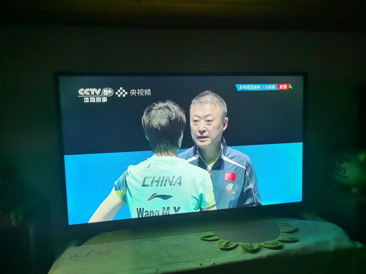 看乒乓球亚洲杯1/4决赛，画风对比也太明显了😂
韩国队那边，队员和教练同框，镜