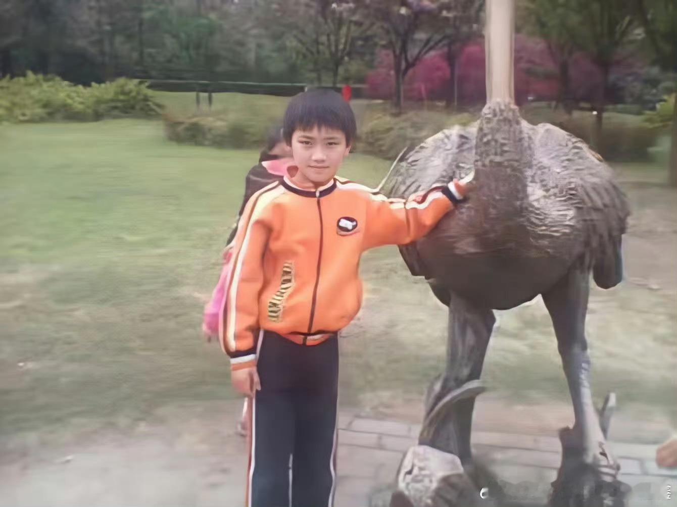 #你好星期六全员晒童年照# 丁程鑫真是从小帅到大啊，就连别人都处于尴尬期的时候，