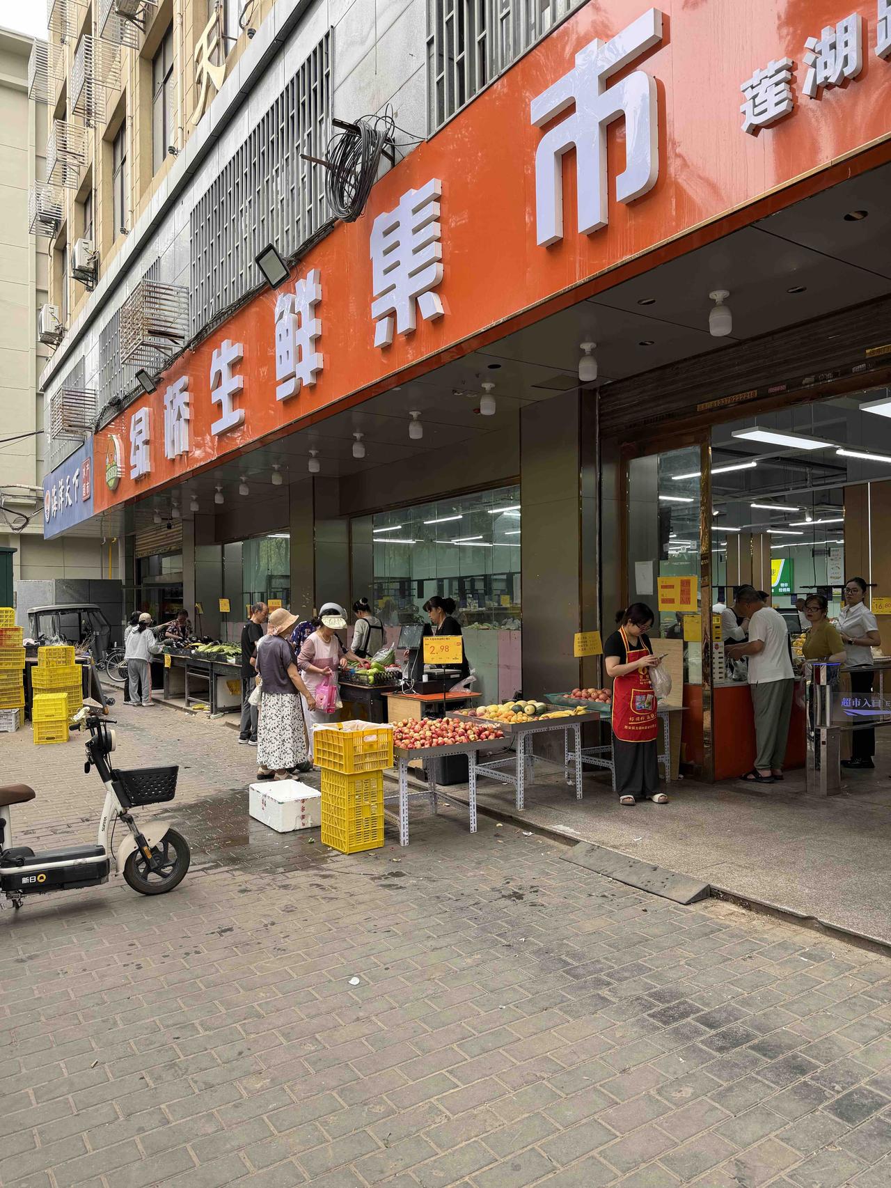 今天上午，我去西安莲湖路上的绿桥生鲜集市买排骨，中午准备吃排骨面。
这家的排骨，
