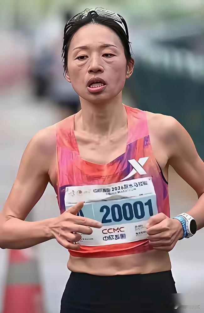 说真的，我感觉她老公一点都不心疼她，为了赚快钱还怂恿她辞去有编制的工作……再过两