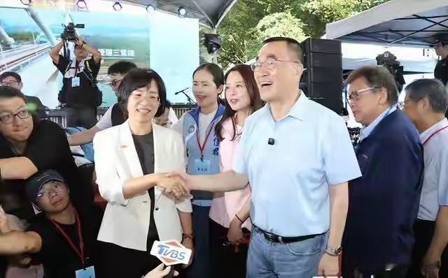 领先6.8个百分点！新北选情大翻盘，中间选民狠狠纠正政坛歪风
 
新北选情出现颠