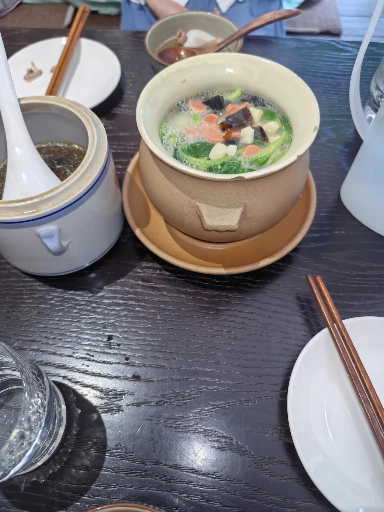 这里的环境的确不错，很有味道。
饭吃着也不错，特别是汤，做得不咸。很合我的口味。