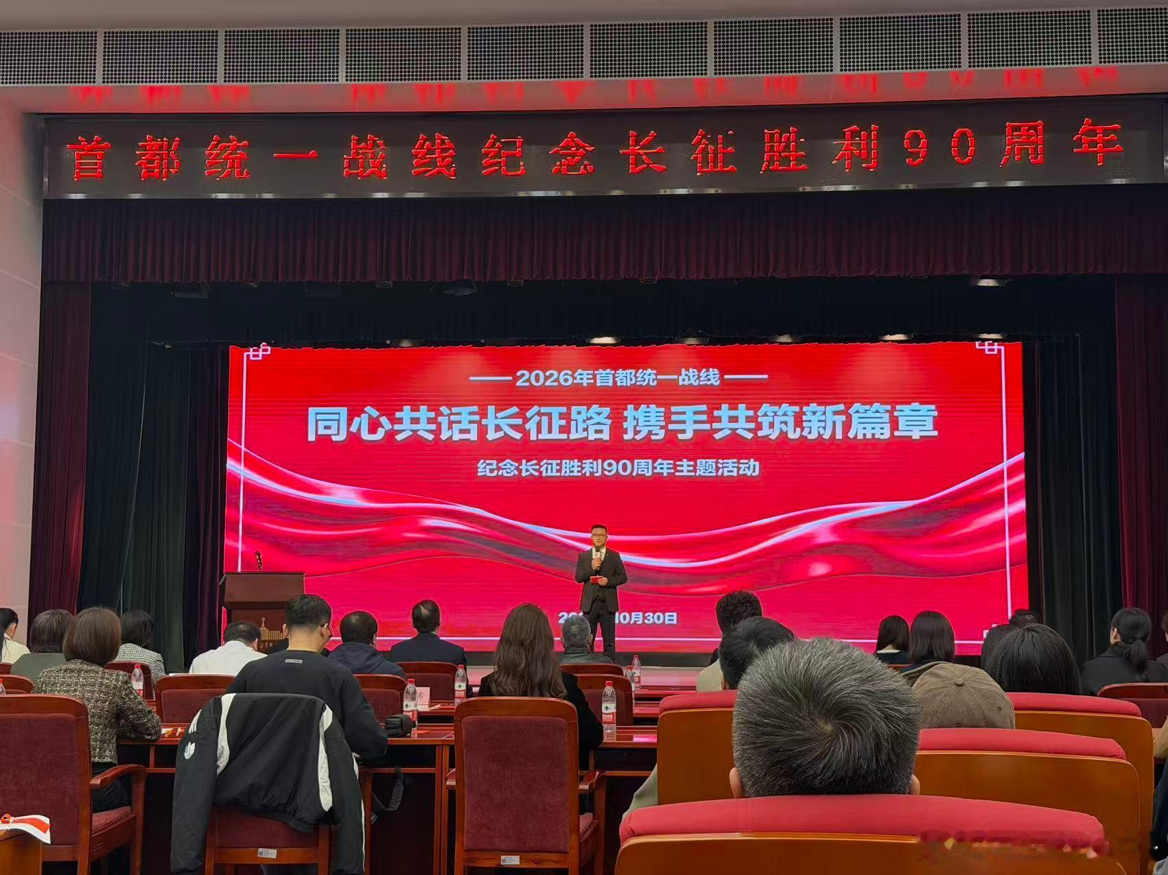 一双磨得破旧的草鞋、一件粗糙的棉衣、几件简陋的随身装备……站在展柜前，很难想象，