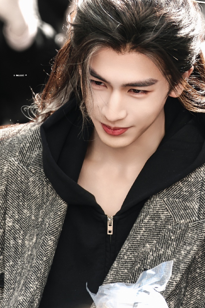 张凌赫wink这一下  全世界的人都给我看张凌赫wink！这一下给我迷到神魂颠倒