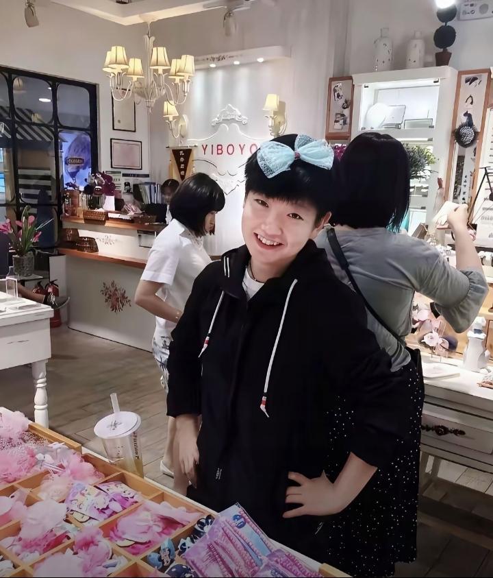 谁能想到，赛场上霸气十足的孙颖莎，私下里也超爱臭美！她逛饰品店时，拿起精致又可爱