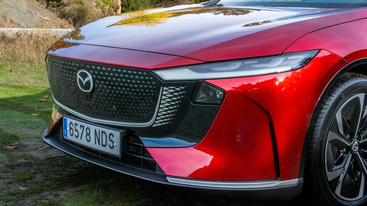 马自达电动轿车正从大众手中抢走用户。
尽管马自达的首款纯电动车MX-30未能赢得