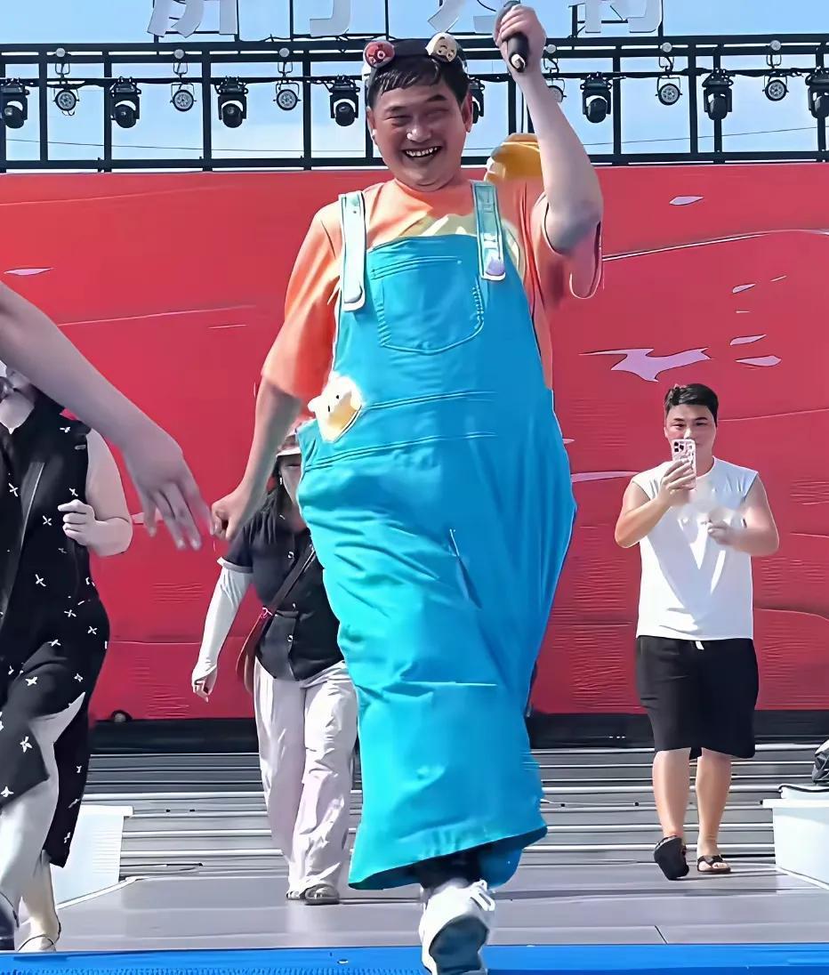 大衣哥也是拼了，现在室外温度三十多度，穿短衣短裤都是一身汗，大衣哥穿成这样。
不