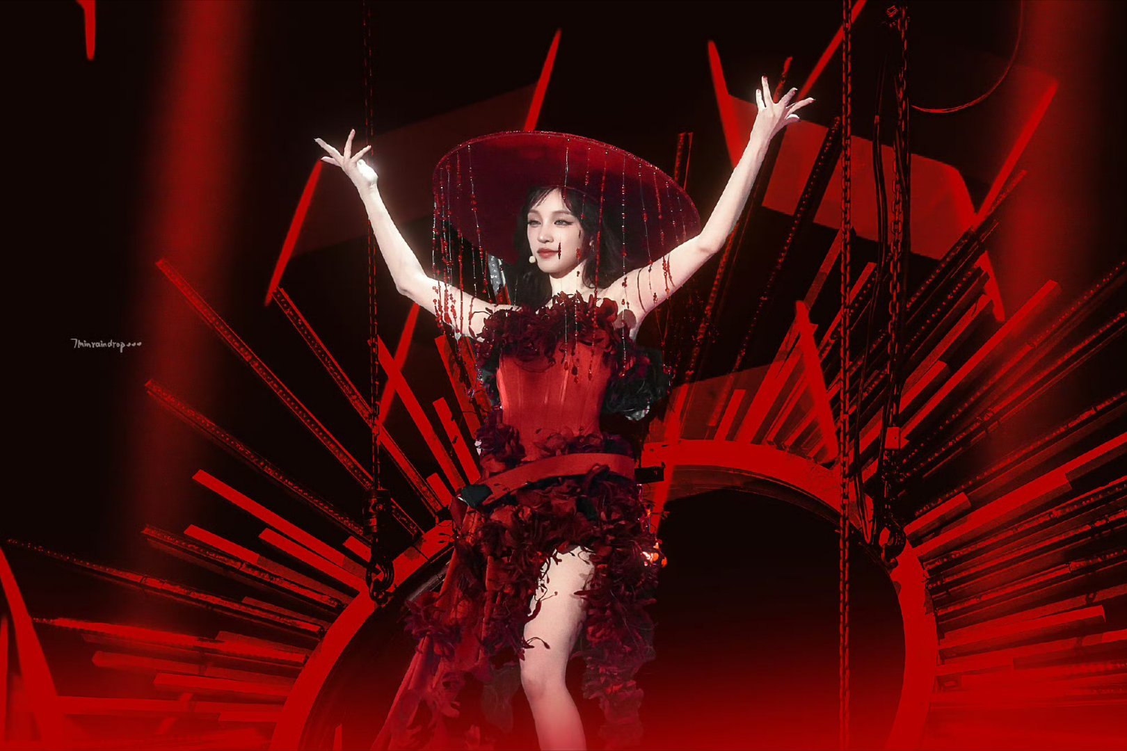 宋雨琦自己摘裙脱帽改装全程淡定利落，分分钟切换造型，台风稳到不行，业务能力真的太